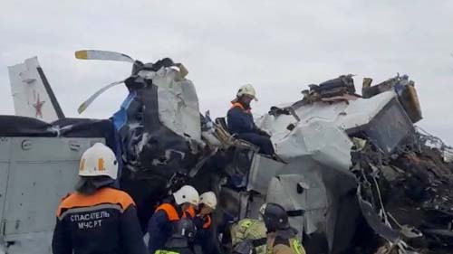 Avião cai na Rússia, causa morte de 16 pessoas e deixa sete feridos