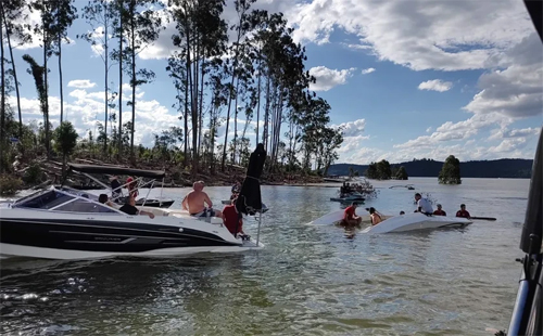Duas pessoas morrem em queda de hidroavião em represa de Bragança Paulista