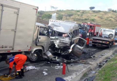 Alagoanos de Santana do Ipanema morrem em grave acidente de carro na Bahia 