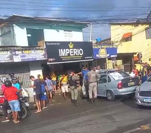 Carro na contramão colide contra moto e invade açougue atingindo funcionário; três feridos