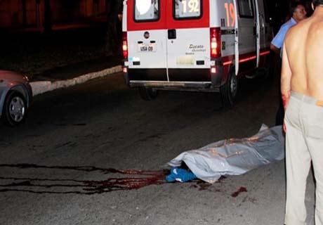 Mulher na garupa da bicicleta do marido morre ao bater cabeça na pista