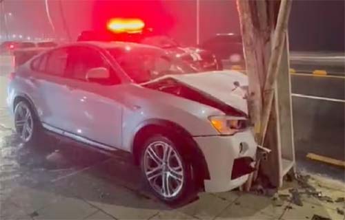 Motorista de BMW é presa após invadir contramão, bater em dois carros e em poste em Maceió