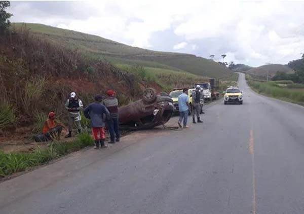 Carro capota após pneu estourar em buraco em São Luís do Quitunde