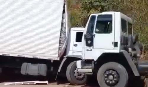 Caminhão invade contramão e acerta outro veículo que vinha no sentido oposto