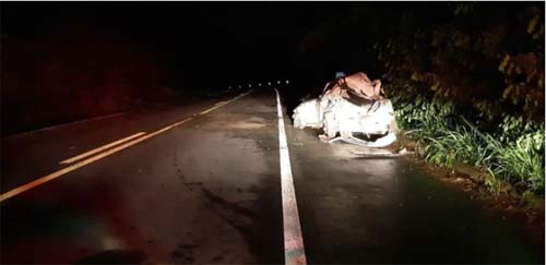 Motorista fica ferido após carro bater em árvore e capotar na BR-104, em Braquinha