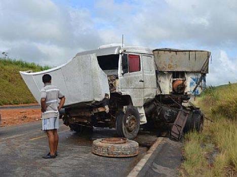 Caçamba roda na pista e provoca acidente na BR 101
