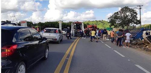 Colisão frontal entre caminhões deixa três pessoas feridas na BR-316