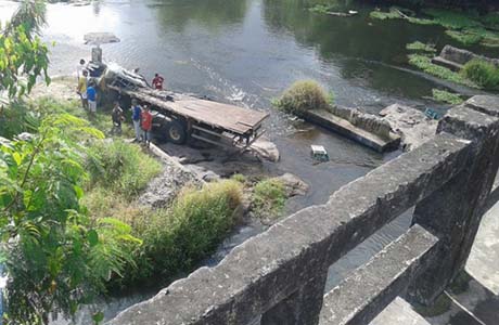 Caminhão carregado de galinhas despenca de ponte e deixa dois mortos em Cajueiro