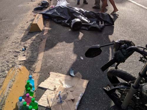 Mototaxista morre após perder controle de moto e bater em gelo baiano na Cambona