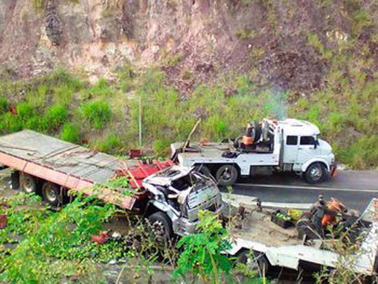 Caminhão tomba e alagoanos morrem em acidente na Bahia