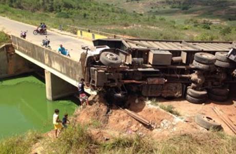 Motorista perde o controle e caminhão tomba na ponte da Barragem Bananeira, em Arapiraca