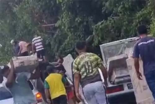 Caminhão com carga de móveis tomba em trecho da BR-101 e carga é saqueada