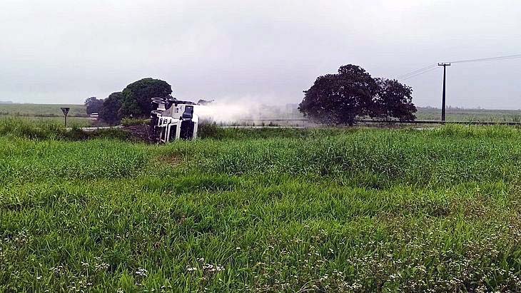 Caminhão-tanque carregado de oxigênio líquido tomba em Satuba; trânsito é interditado