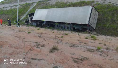 Motorista morre após carreta tombar na AL-220, em Campo Alegre