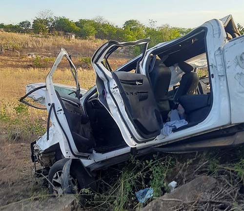 Camionete capota e quatro ficam presos às ferragens na BR-423 em Canapi