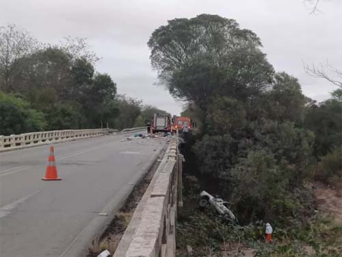 Três pessoas morreram e duas ficaram feridas depois que o caminhão caiu da ponte