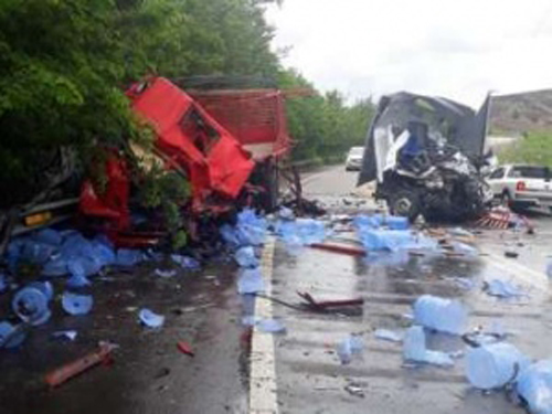 Acidente entre caminhões deixa dois mortos na BR-316, em Cajueiro