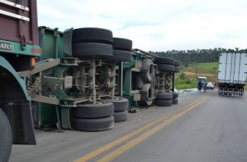 Carreta com carga de linha tomba em São Miguel dos Campos, Alagoas