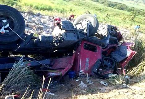 Caminhão carregado com sucata capota na BR 101 em Jequiá da Praia