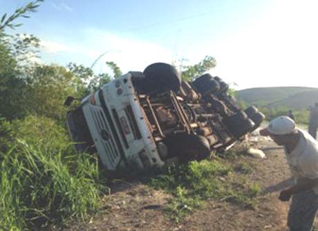 Carreta que transportava lã tomba na BR-101