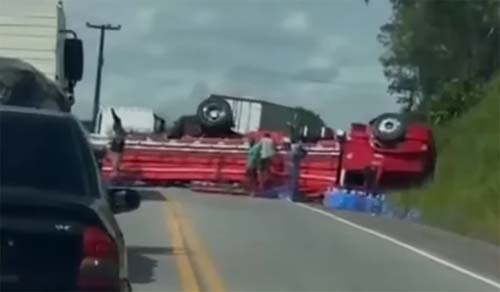 Acidente na BR-316 causa congestionamento e deixa carga espalhada