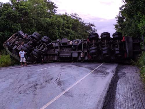 Carreta tomba e interdita parte da BR 101 em Teotônio Vilela; PRF foi acionada