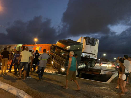 Maceió: colisão entre carreta e trem deixa população assustada