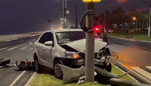 Motorista de app bate com carro em poste e outro veículo capota ao passar por cima dos destroços, em Maceió