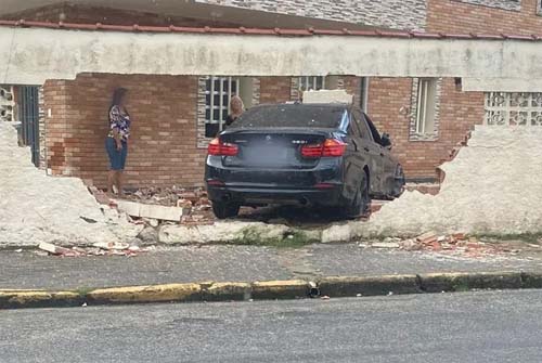 Passageiro morre após carro colidir contra muro de casa; condutor apresentava sinais de embriaguez