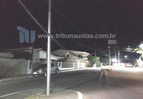 Cabos telefônicos baixos destroem parcialmente carro de publicidade no centro da cidade