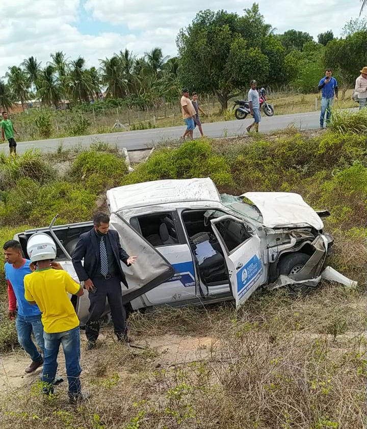 Carro do Tribunal de Justiça capota em Campo Alegre
