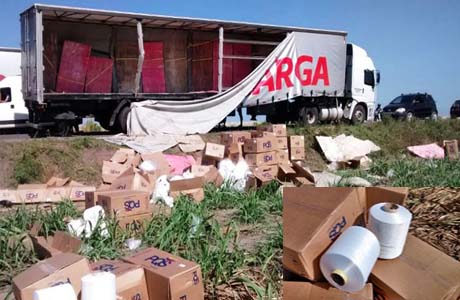 Carga tomba e populares saqueiam caixas de linhas na BR 101 próximo a São Miguel dos Campos