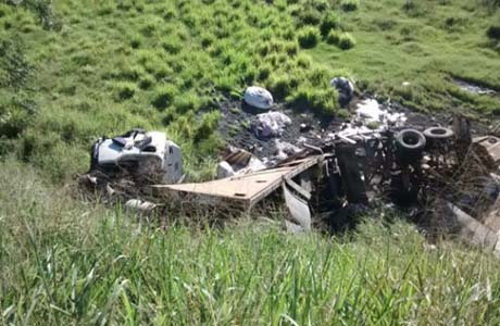 Acidentes graves na BR-101 com veículos pesados deixam 2 mortos