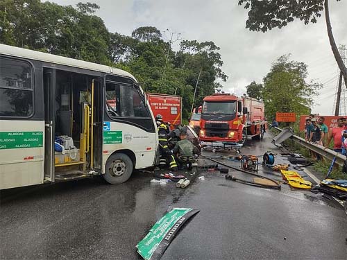Acidente entre micro-ônibus e carro deixa vítima presa às ferragens na Ladeira do Catolé, em Satuba