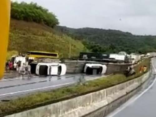Caminhão-cegonha tomba na BR-101 e interrompe o trânsito no sentido Maceió