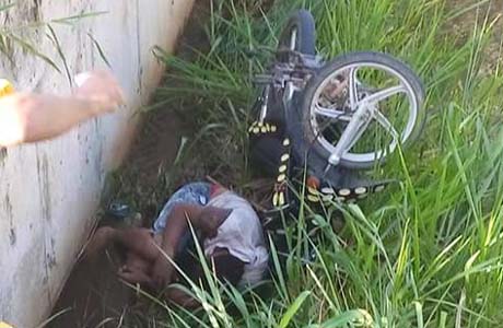 Rapaz colide moto cinquentinha contra mureta e morre na Barra de São Miguel