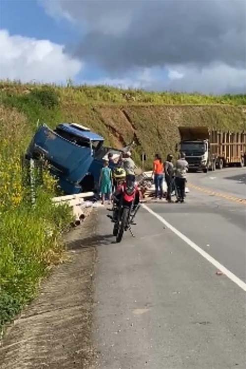 Colisão na BR-416 resulta em motorista preso às ferragens após acidente com caminhão