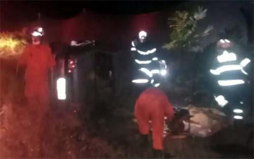 Mulher de 29 anos fica presa às ferragens após capotamento de veículo de passeio