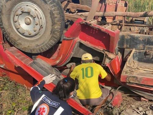 Dois morrem e um fica ferido após caminhão capotar na AL-101 Sul, em Coruripe