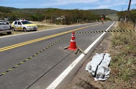 Criança que andava de bicicleta morre atropelada após ser atingida por automóvel em Traipu