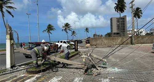 Motorista colide e derruba poste após passar mal em Cruz das Almas