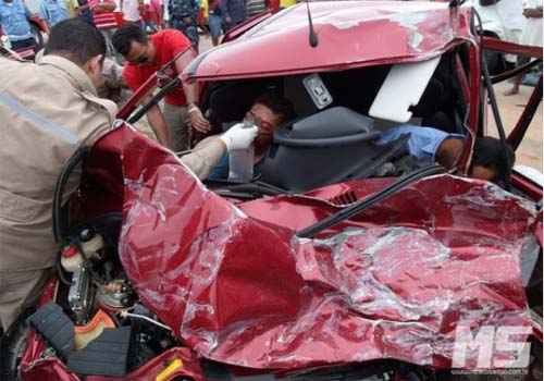 Colisão entre carro e van deixa dois mortos e cinco feridos em Delmiro Gouveia 