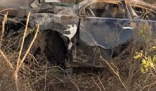 Motorista é aremessado para fora do carro durante capotamento e fica gravemente ferido