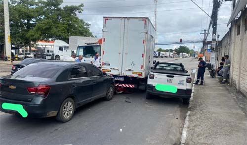 Acidente entre cinco veículos, um ferido na zona industrial de Maceió