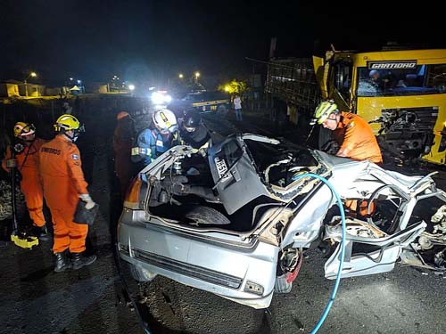 Carro fica destruído após acidente com caminhão em Dois Riachos; uma pessoa morreu Redação 