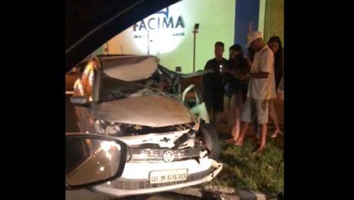 Motorista fica preso às ferragens após colisão com micro-ônibus em Maceió