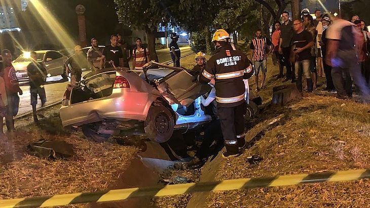 Grave acidente deixa dois feridos na Avenida Durval de Góes Monteiro