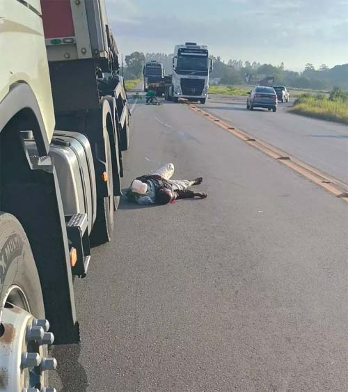 Homem morre atropelado por carreta bitrem na BR-101 em Junqueiro