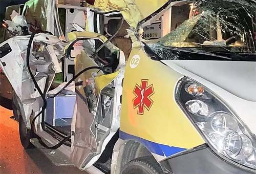 Ambulância que transportava pacientes fica destruída após ser atingida por caminhão