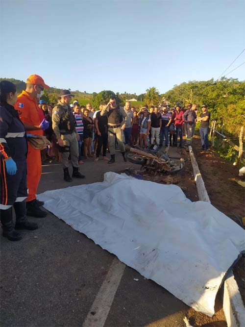 Ao tentar ultrapassagem, motorista invade contramão e mata casal em moto no agreste